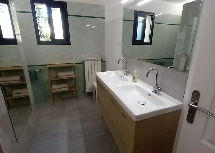 Maison Confort Avec Jardin Pour 4 Personnes Buzignargues